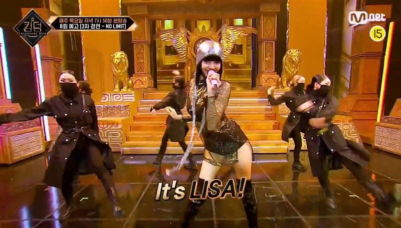 出演《Kingdom》与iKON合作 Lisa性感透视装出场