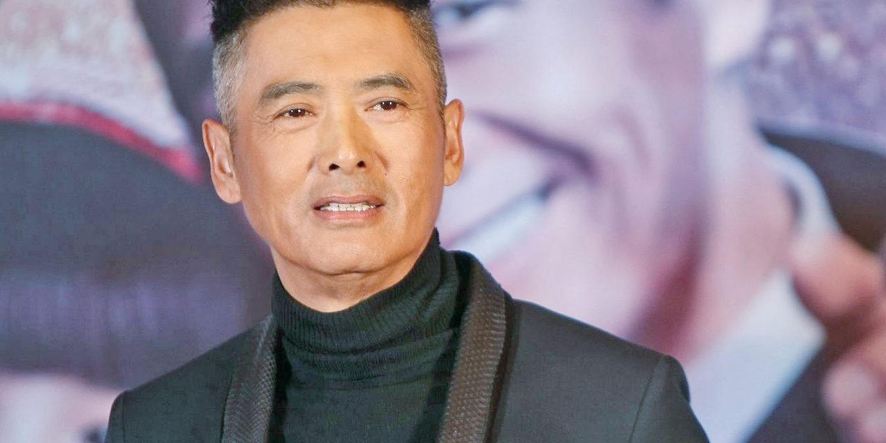 周润发66岁生日 爬山团友送巨型生日卡