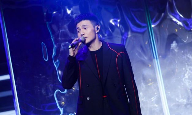 李荣浩为舞台不够完美道歉 歌迷：别说对不起