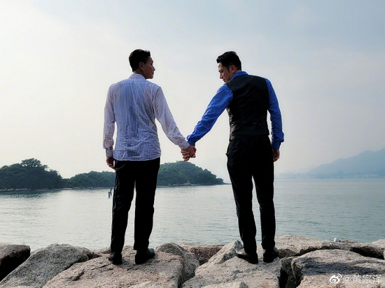男男CP+1 黄宗泽晒与吴卓羲海边浪漫牵手照