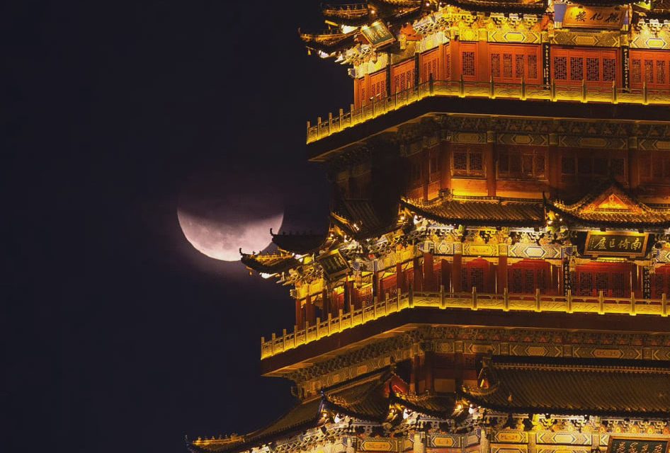 近600年最长的月偏食在全球多地上演