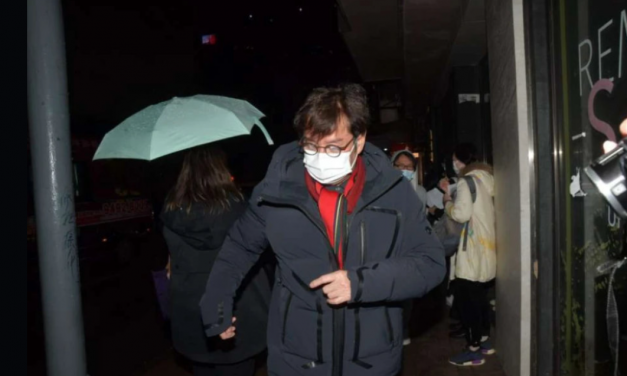 “睡粉”风波后首现身 谭咏麟否认是照片中人