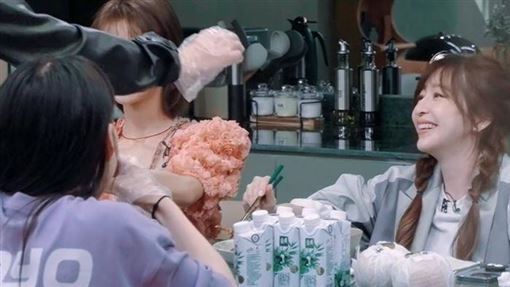 王心凌被逼吃兔头崩溃 吴谨言救援帮吞兔脑