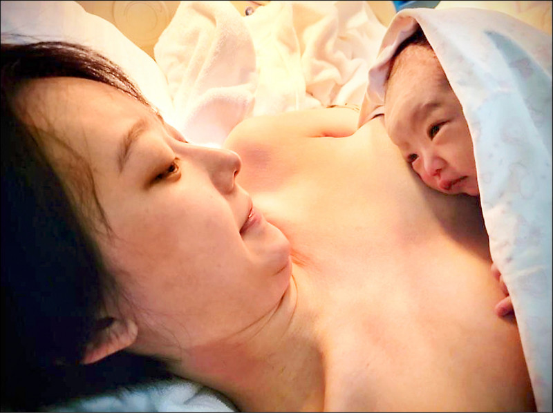 孟耿如顺利水中分娩生女 黄子佼升格当爸