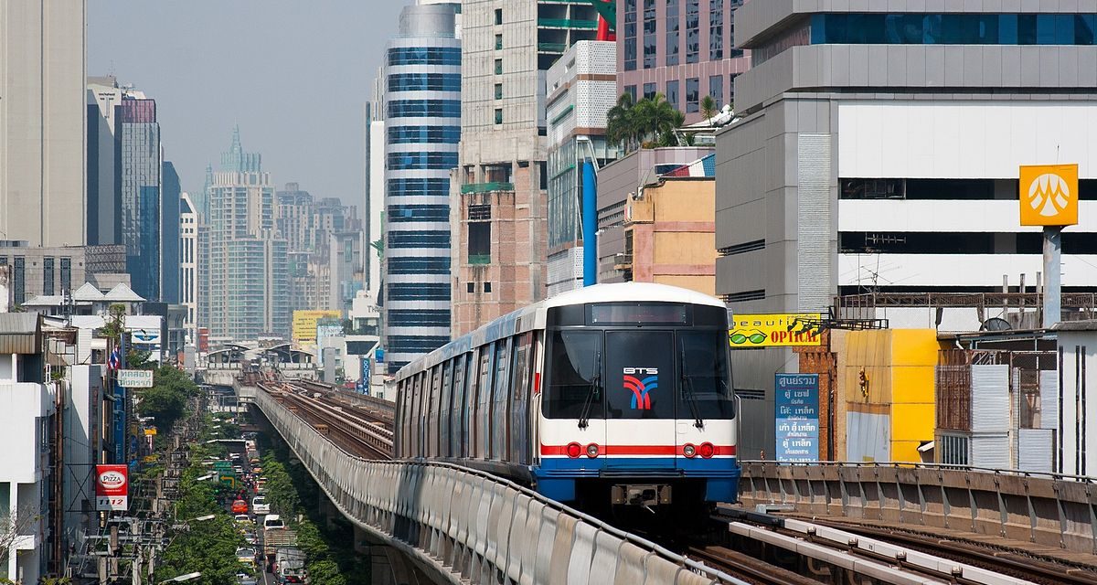 搭泰国捷运请将头发绑好 避免把马尾甩到其他乘客