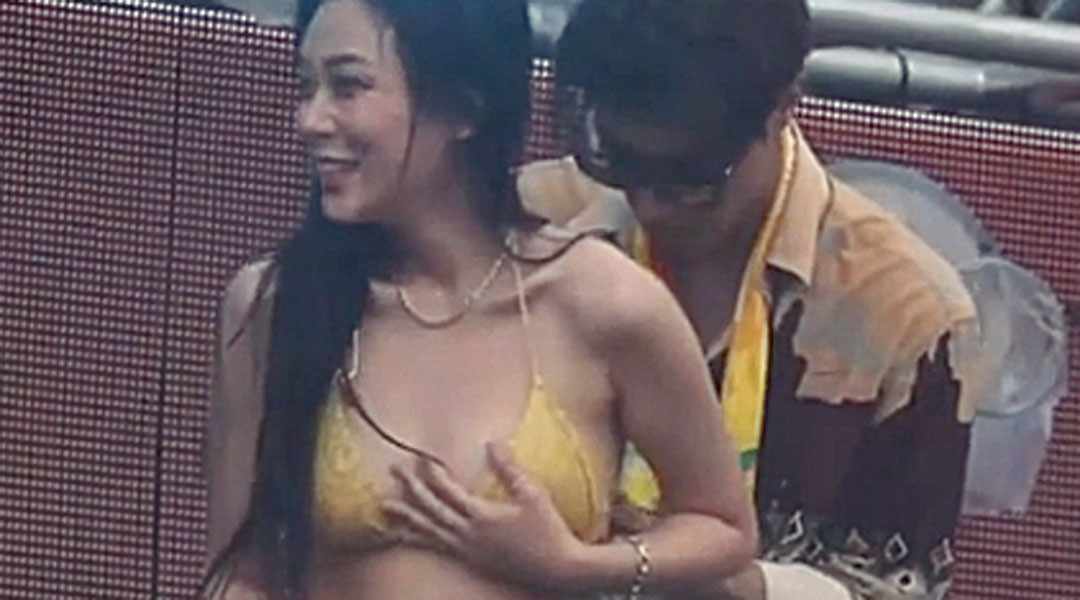 差点走光！女歌手脱衣比基尼松掉 羞笑急冲台边求救