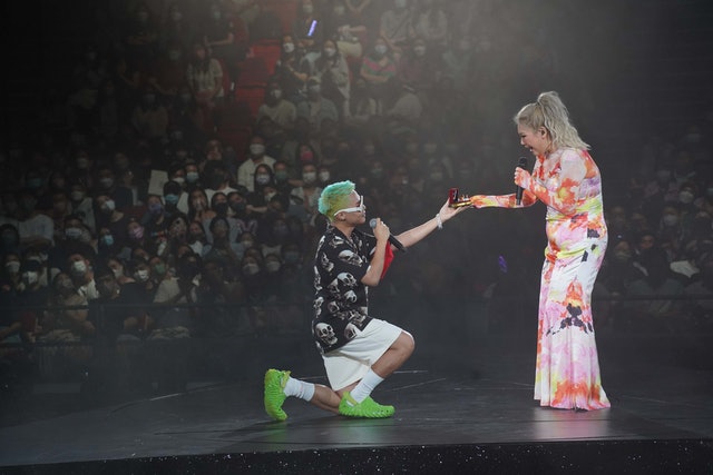 郑欣宜演唱会被求婚 爸爸郑少秋台下比赞