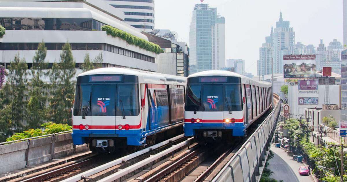 民众搭乘曼谷捷运 请尽量避免翘起二郎腿
