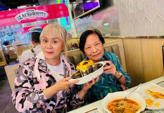 休养后脸色精神好 余慕莲庆85岁生日