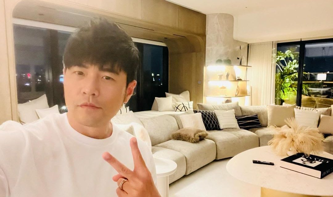 周杰伦自拍曝光豪宅客厅装潢 让粉丝大开眼界