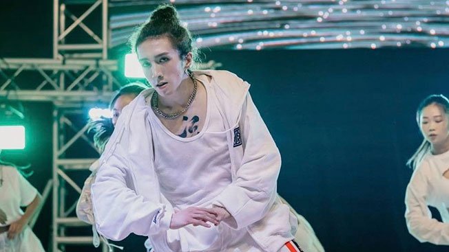 阿MO颈椎95％无法康复 仍依赖呼吸器