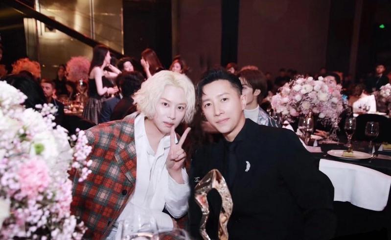 爷青回！SJ希澈晒韩庚女儿出生伴手礼