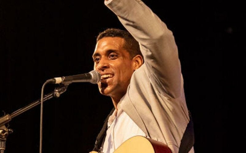 41岁男歌手台上演出一半猝死 孕妻悲伤崩溃