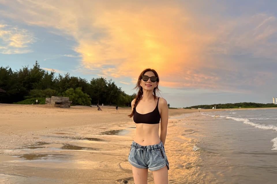 Ella海边大秀好身材 晒老公视角