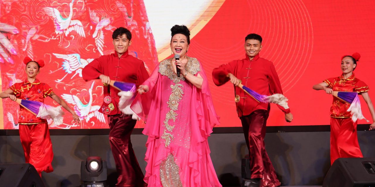 唱《皆大欢喜》掀回忆杀！薛家燕预告明年3月来马开唱