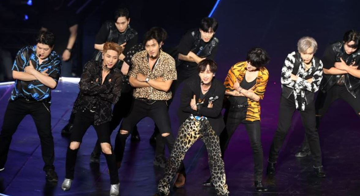 演唱会粉丝突倒下 SJ始源递湿毛巾救人