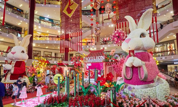 柏威年广场新春装饰 巨型吉祥玉兔加东方花园