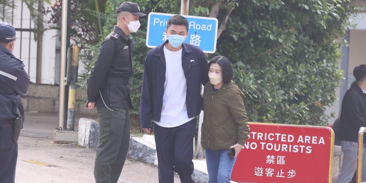 杨明提早刑满出狱　庄思明抵监狱外车上等候