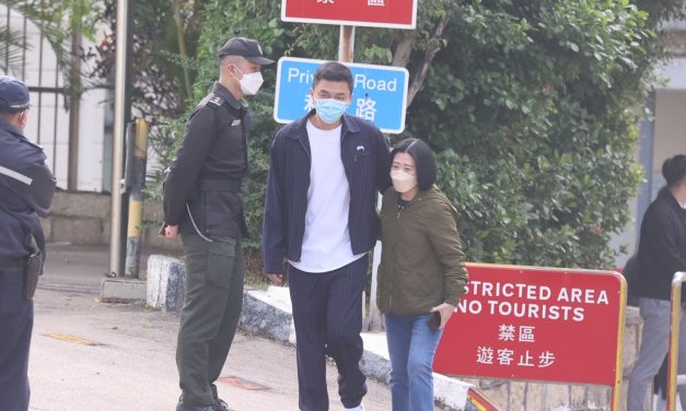 杨明提早刑满出狱　庄思明抵监狱外车上等候