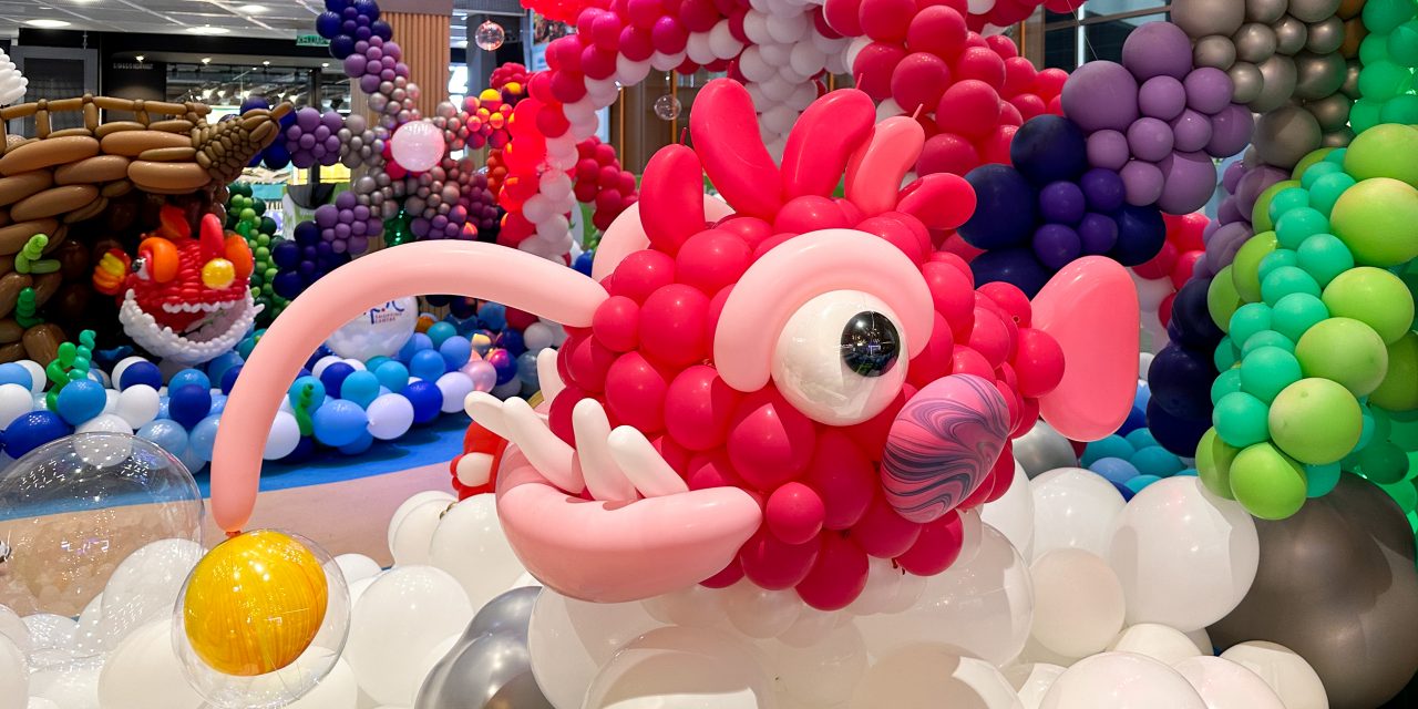 全马最大海底世界主题展 8万5000个气球打造超壮观