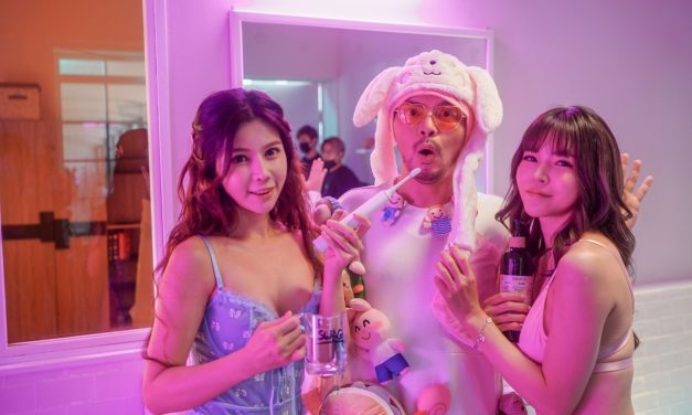邓紫棋明星脸穿爆乳睡衣 服侍黄明志洗洗睡