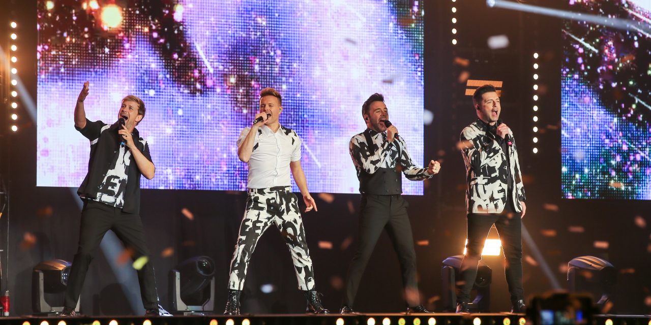 Westlife喊歌迷全场站起来嗨唱 性感跳舞送福利