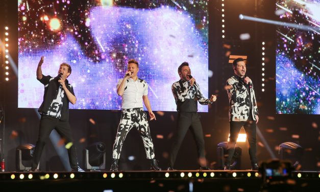 Westlife喊歌迷全场站起来嗨唱 性感跳舞送福利