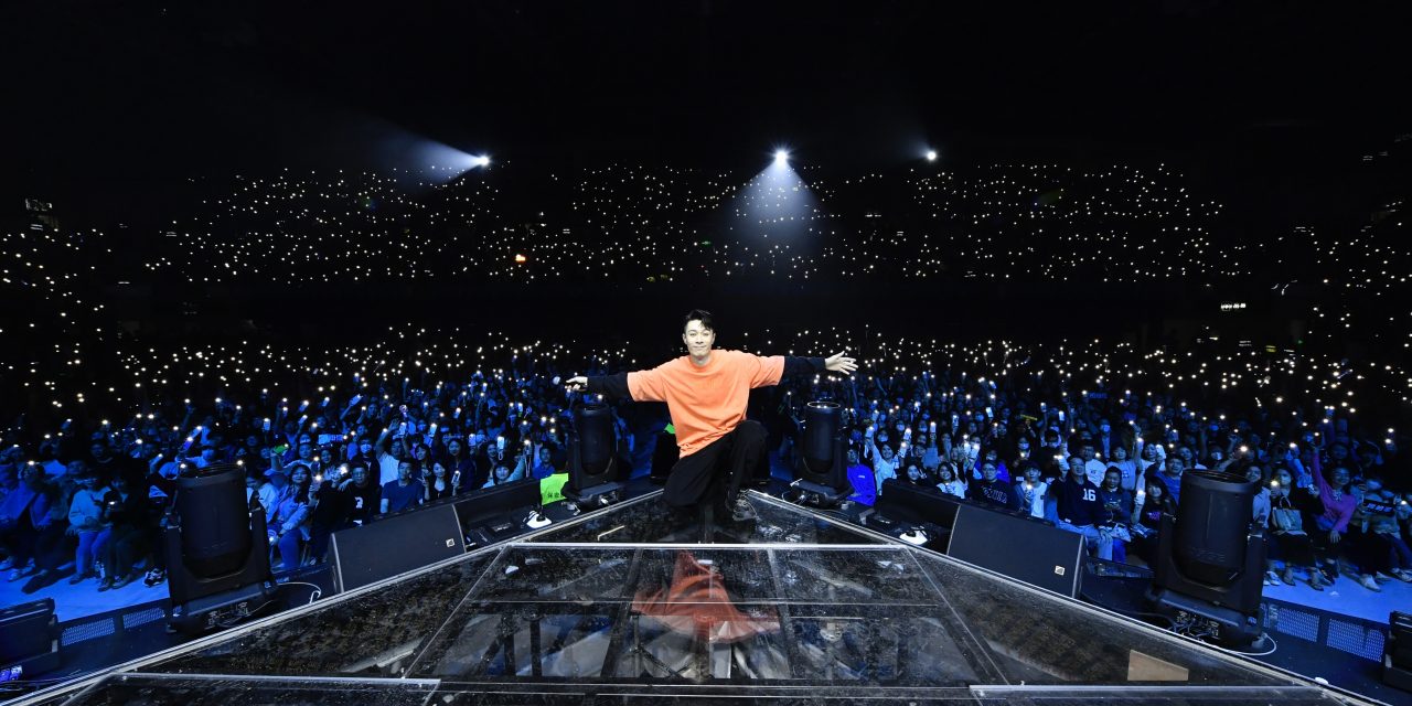 周柏豪帅气载歌载舞 当“证婚人”见证5对歌迷求婚