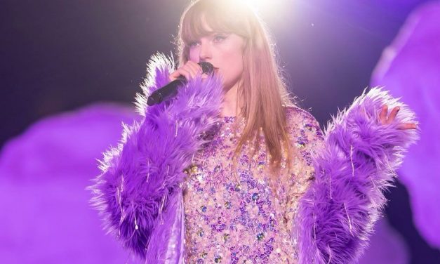 Taylor Swift暴雨中开唱 演出超时中800万罚单