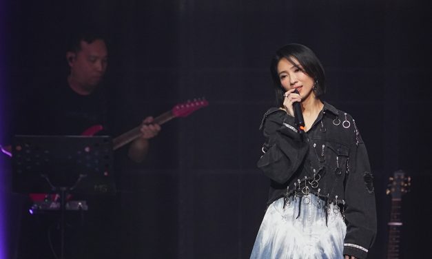 戴佩妮唱歌high到耳环掉舞台 李佳薇《煎熬》震爆全场