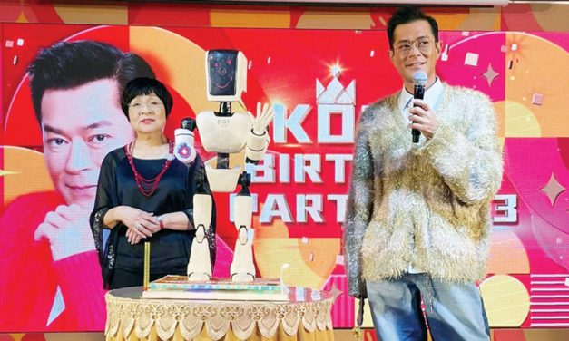 古天乐办53岁生日趴 妈妈化身“利孝和夫人”
