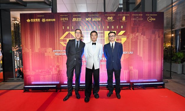 粉丝激动抓着手不放 梁朝伟表情镇定保持微笑