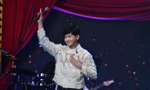 选唱父亲最爱金曲 易桀齐感触哽咽