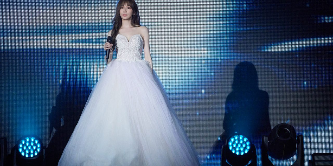 美翻！王心凌穿婚纱开唱 甜笑自封小“公举”