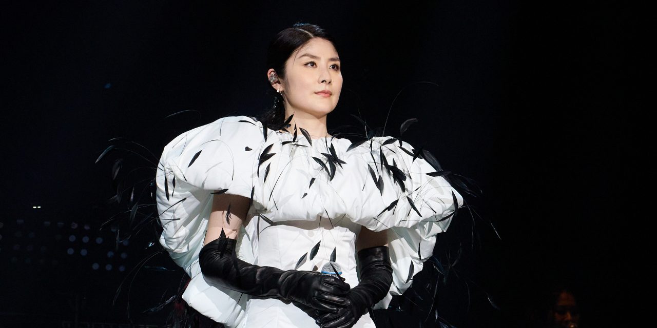 带榴莲上飞机被拒登机 陈慧琳机场狂吃光！