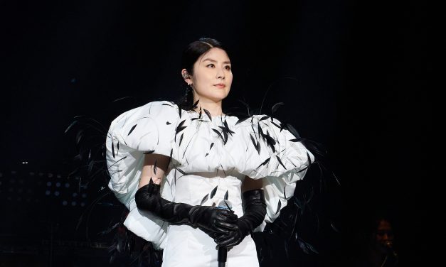 带榴莲上飞机被拒登机 陈慧琳机场狂吃光！