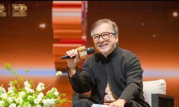69岁成龙快速老化 满头白发、脸布满皱纹