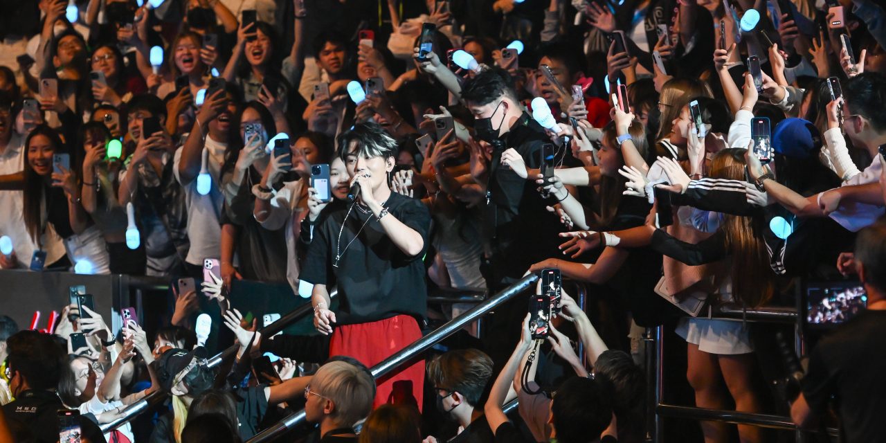 超宠粉！二度下台跟粉丝握手、合照打招呼 队长害羞不敢脱衣露点