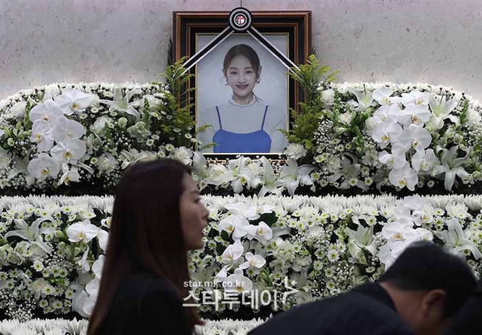 朴宝蓝出殡 ​好友Roy Kim帮抬棺