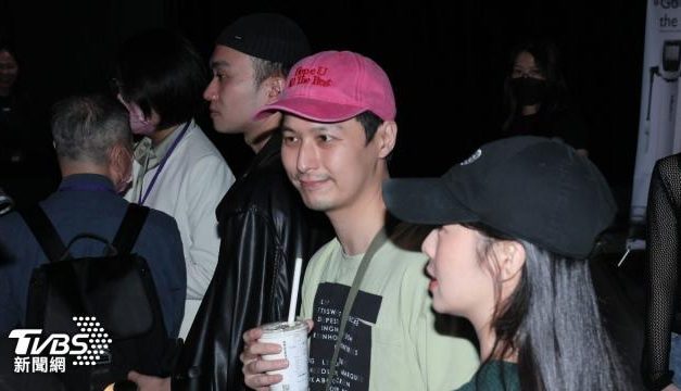 严爵退出歌坛7年后罕露面 无复出计划