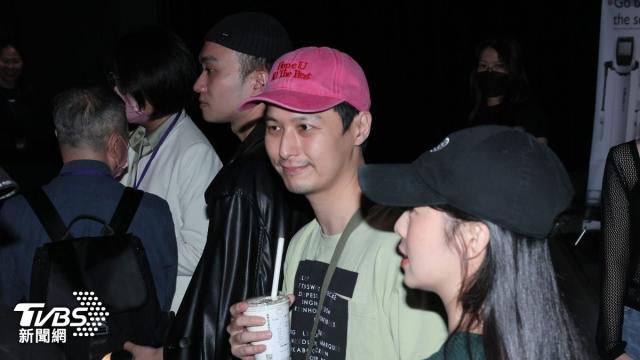 严爵退出歌坛7年后罕露面 无复出计划