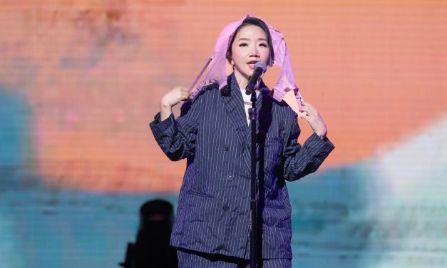 陶晶莹坐轮椅演出！ 疯狂歌迷丢内衣、女儿惊喜现身