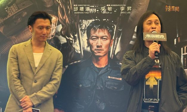 谢霆锋超宠粉 跑下台跟幸运粉丝握手合照