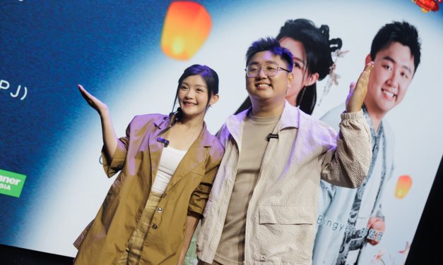 与王雪晶合唱中秋歌曲 郑斌彦秒变小粉丝告白