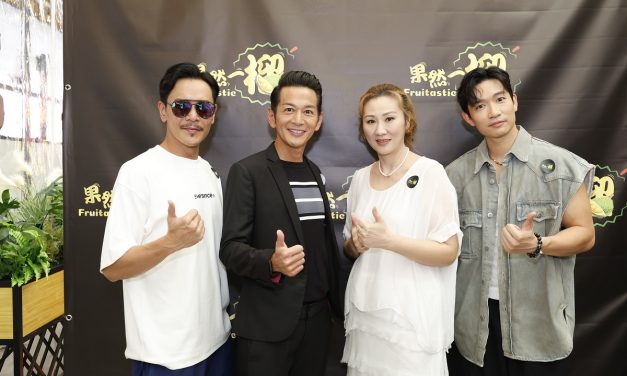 钟淑慧、吴家乐、李天翔和周志文在马齐叹榴莲
