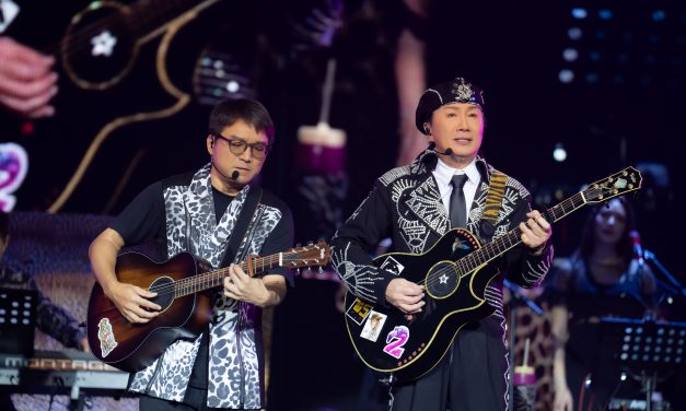许冠杰走台下与粉丝近距离互动 与儿子、哥哥儿子同台合唱