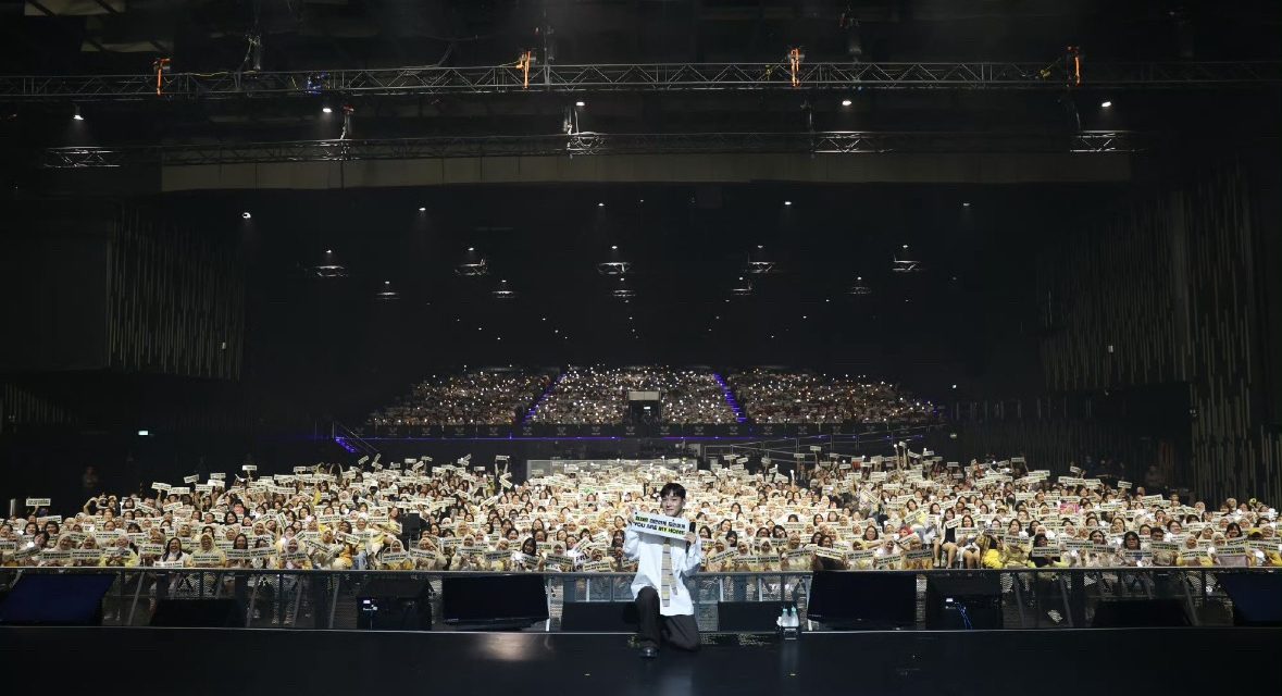 大马开唱期间玩游戏输了！CHEN受惩罚穿外星人服装