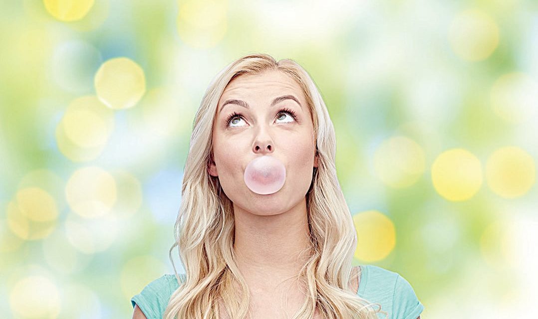 嚼口香糖很不健康 等于直接吞塑胶微粒