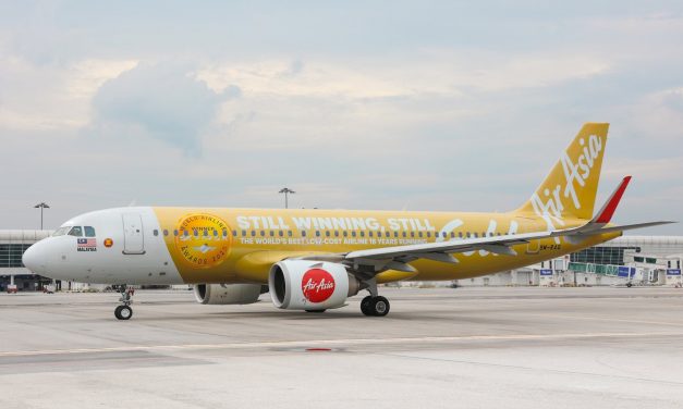 亚航为庆祝第16次蝉联Skytrax 推出全金色涂装航机