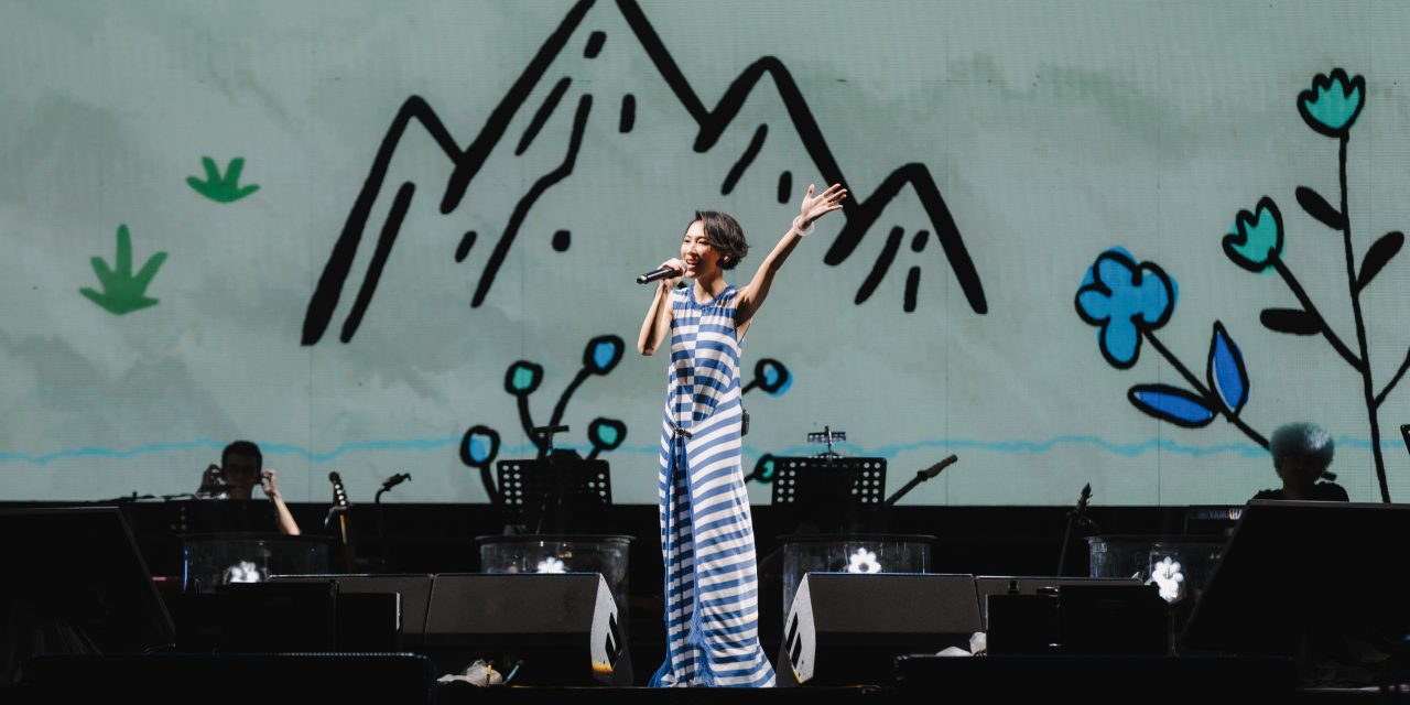 全场大合唱《怎样》成万人KTV 戴佩妮惊喜竖大拇指